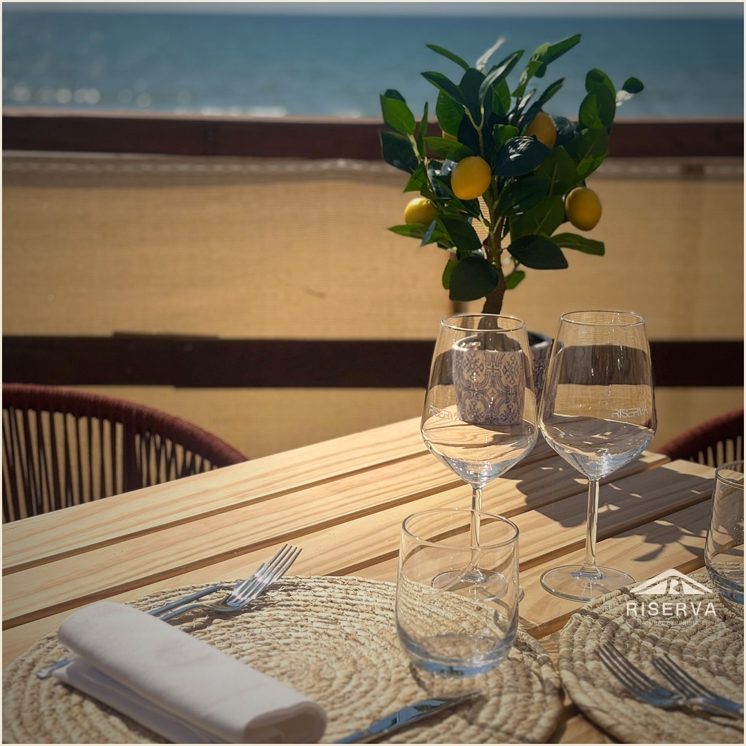 Tavolo apparecchiato con vista mare a Riserva