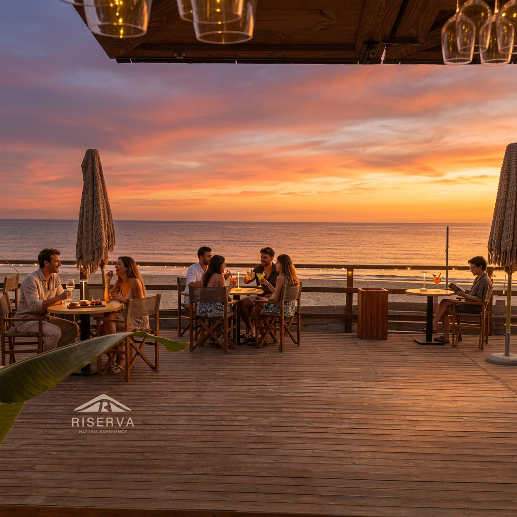 Aperitivo al tramonto a Riserva con ospiti ai tavoli e vista sul mare